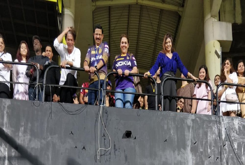 ipl 2019: ms dhoni and shah rukh khan seeing each other after kkr defeat 