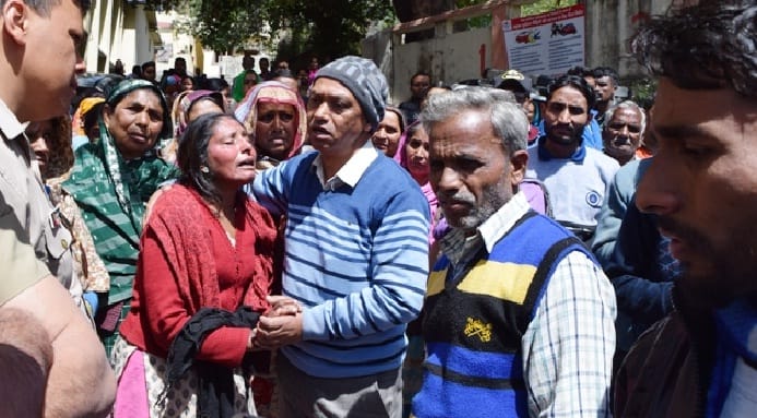 ट्यूबवेल के पाइप से लटका मिला छात्र