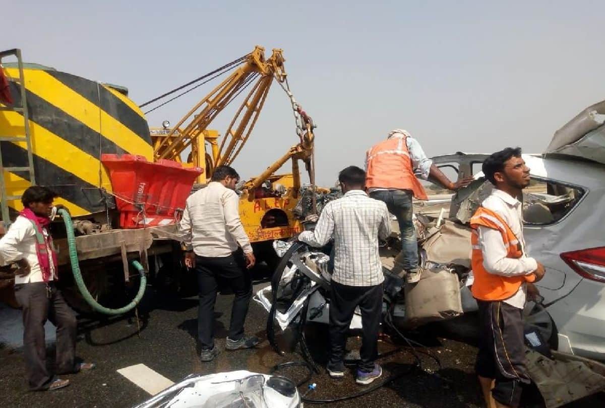 agra lucknow expressway accident 8 die update news