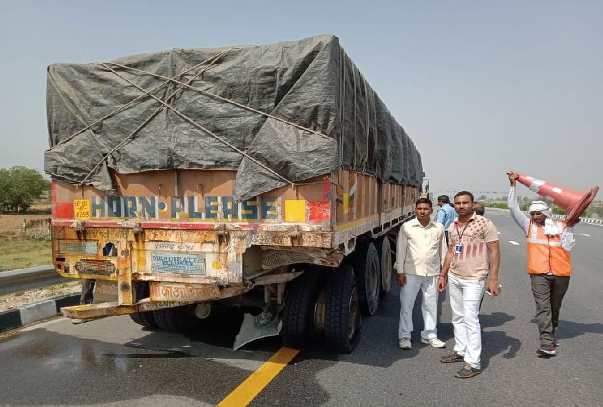 agra lucknow expressway accident 8 die update news