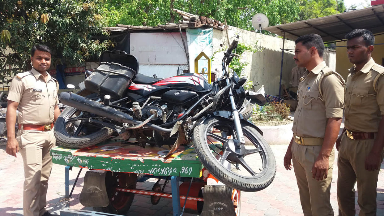 विधायक के वाहन से टकरार्इ बस, बाल-बाल बचे कार्यकर्ता
