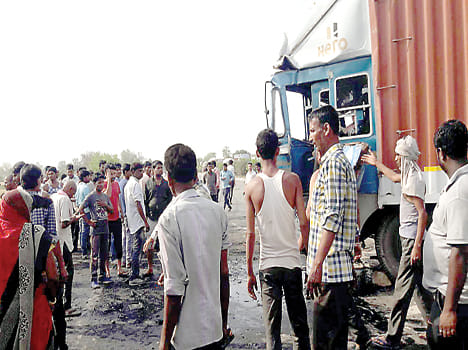 Uncontrollable truck collides with another tire, two die