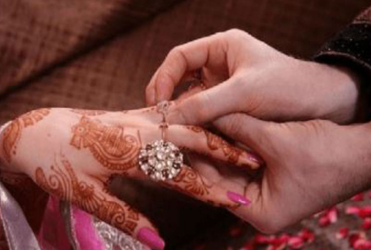 After Engagement Amry Man Family Demand 10 Lakh Rupees For Marriage
