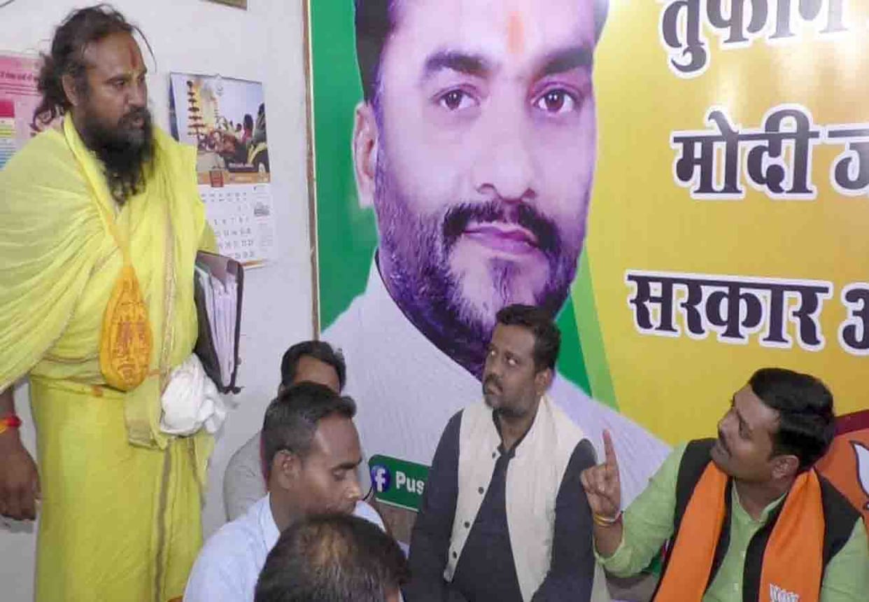 Monk quarrel with BJP's spokesperson in mahoba
