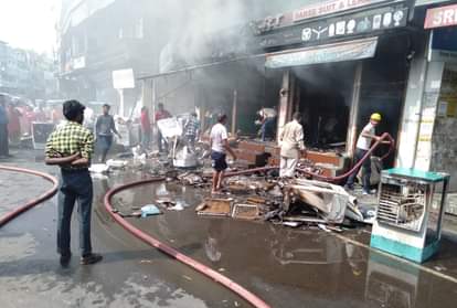 आग बुझाते दमकलकर्मी।