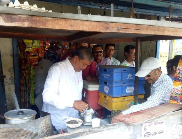 बनाई चाय और मांगे वोट