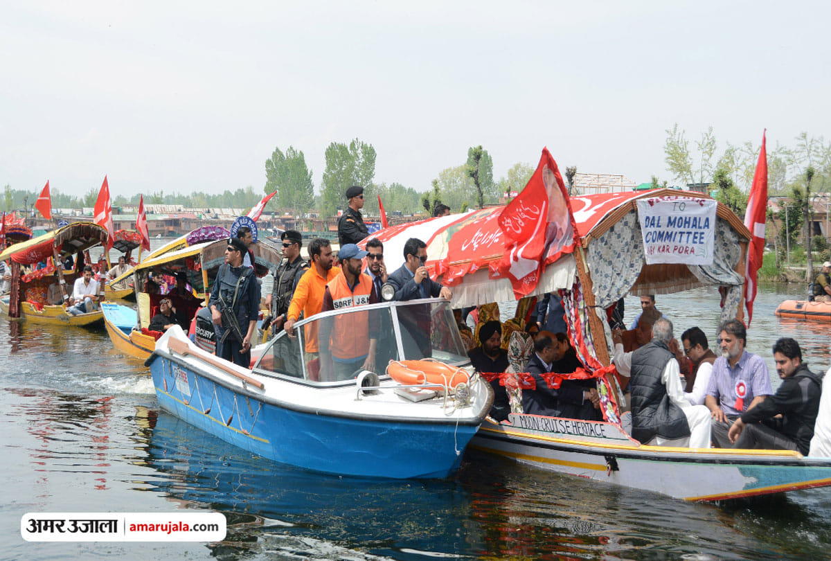 lok sabha election 2019: farooq abdullah rally in dal lake through shikara at srinagar kashmir