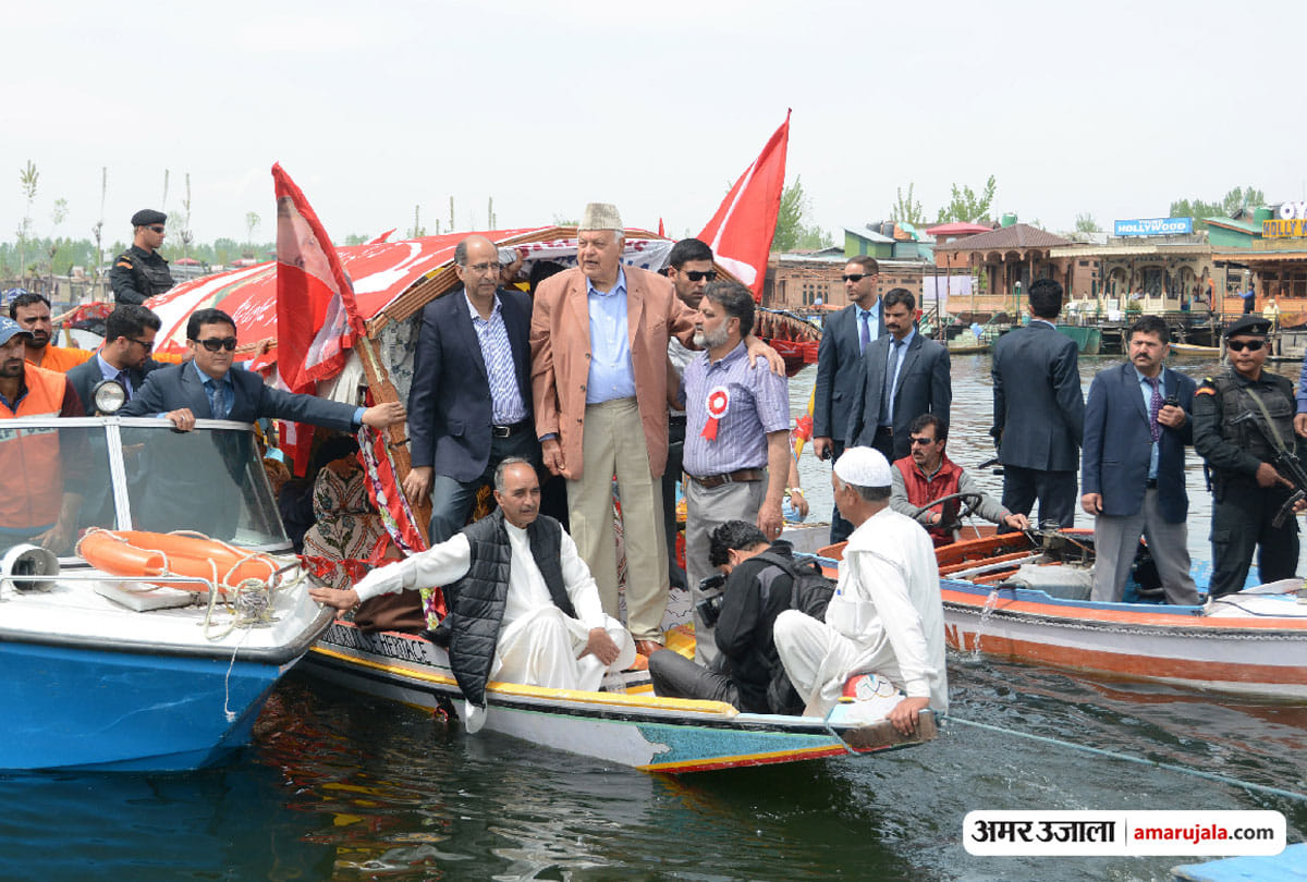 lok sabha election 2019: farooq abdullah rally in dal lake through shikara at srinagar kashmir