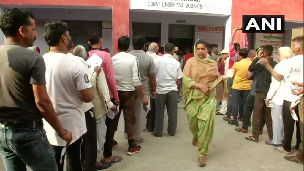 भारत-पाक सीमा से सटे गांव जोराफार्म में मतदाताओं ने किया मतदान
