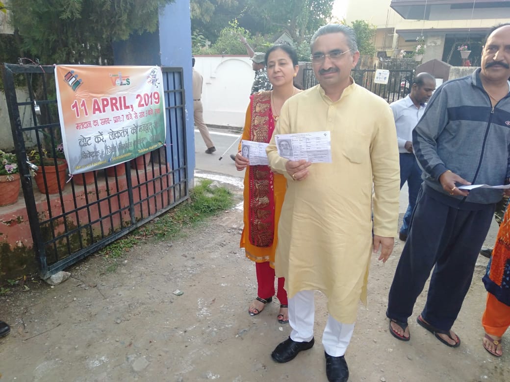 Uttarakhand Lok sabha Election 2019 voting politicians and officers photos