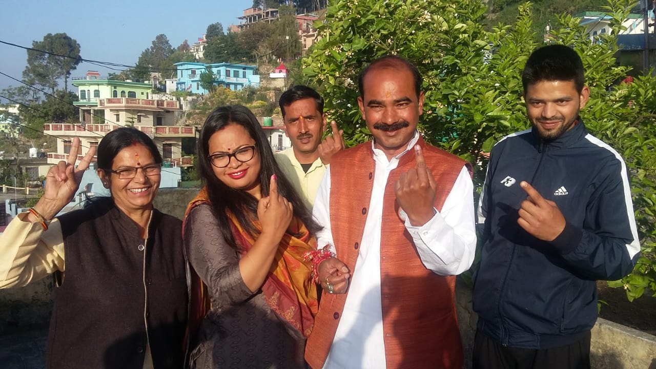 Uttarakhand Lok sabha Election 2019 voting politicians and officers photos