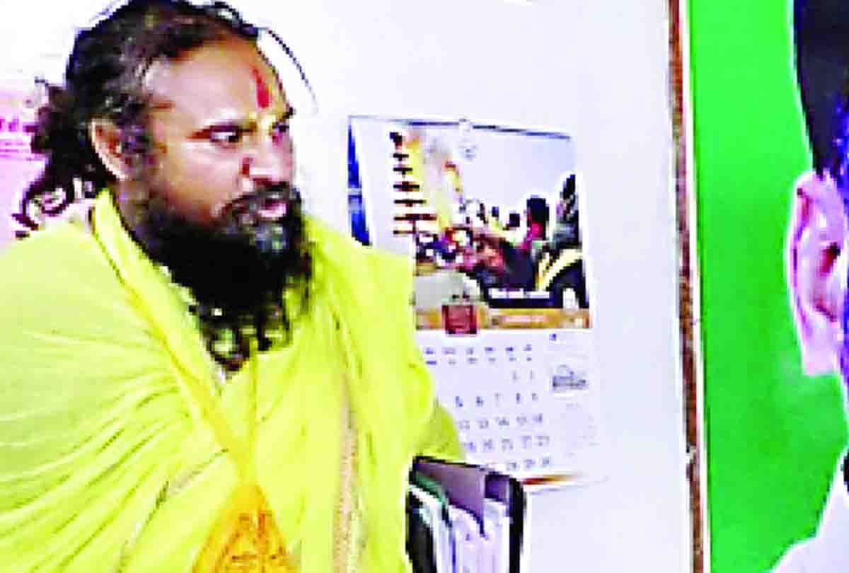 monk anger on pm modi and cm yogi before lok sabha elections 2019