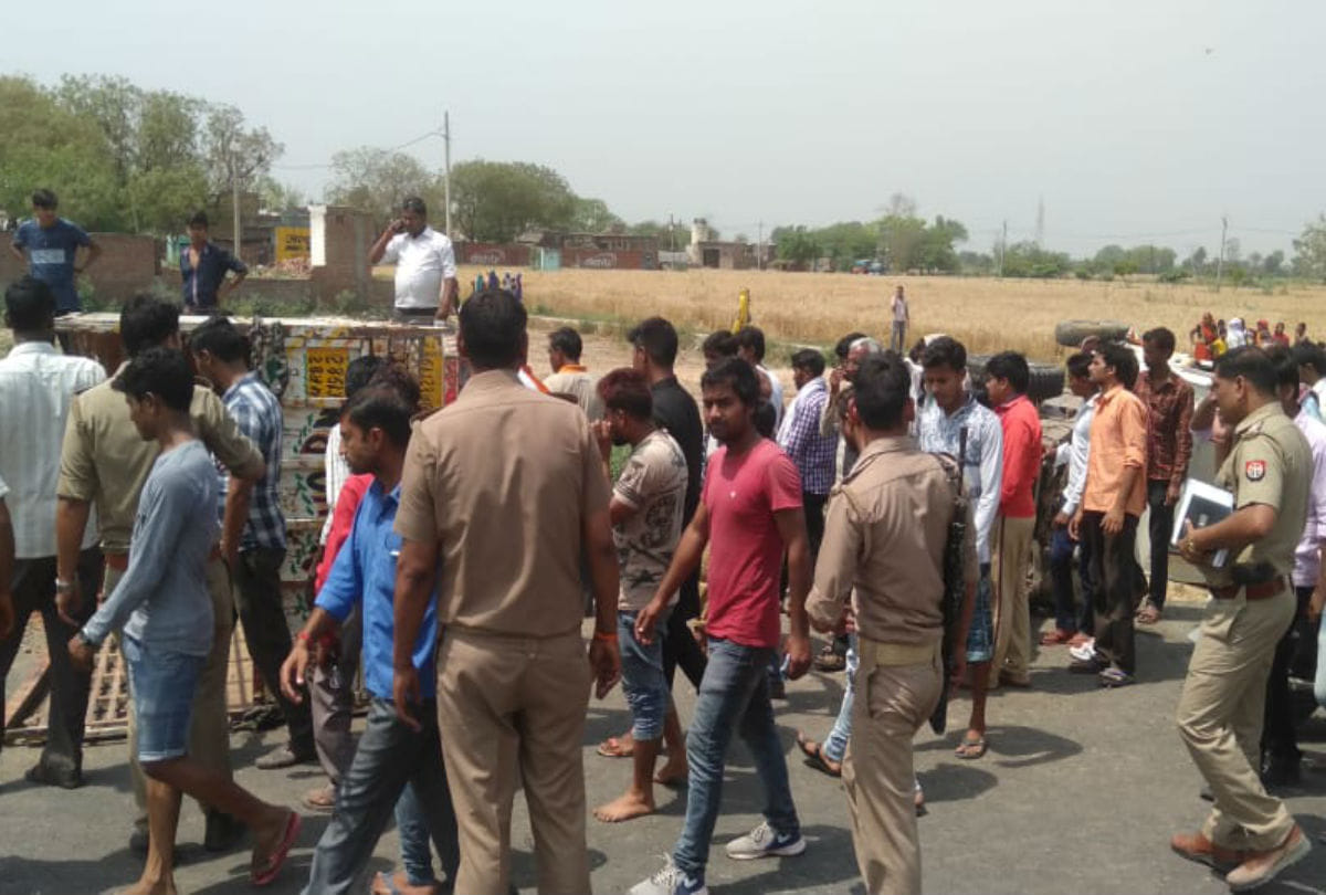 one pilgrim dies nine injured in road accident in etah