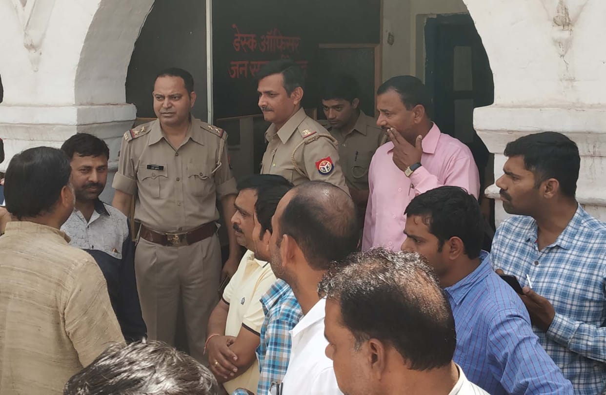 बच्ची को घर बुलाने गए शिक्षक की लगा दी पिटाई, चार के खिलाफ अभियोग दर्ज