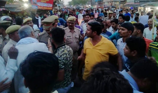 The villagers kept the dead body on the road
