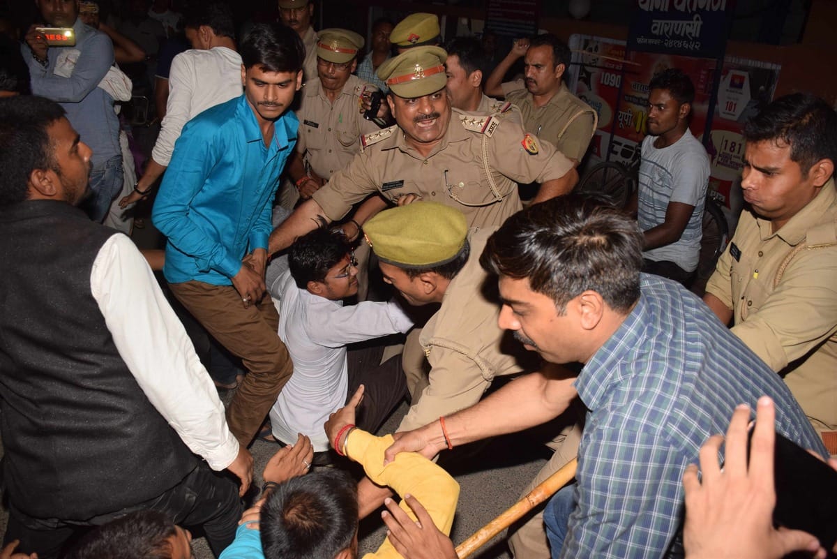 Police lathi charge on protest student in varanasi
