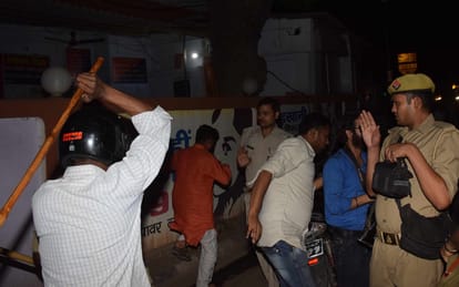 Police lathi charge on protest student in varanasi