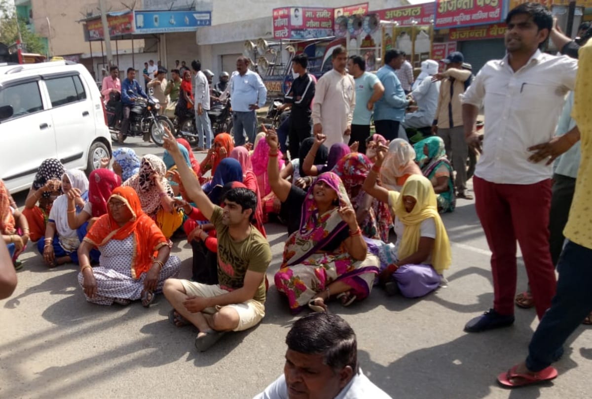 lok sabha elections 2019 in loni scheduled cast voters blaim not allow to vote by bjp mla supporter