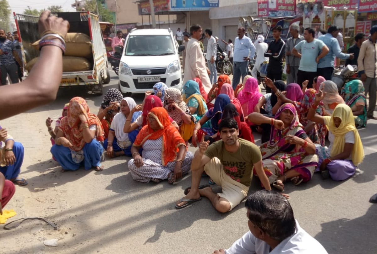 lok sabha elections 2019 in loni scheduled cast voters blaim not allow to vote by bjp mla supporter