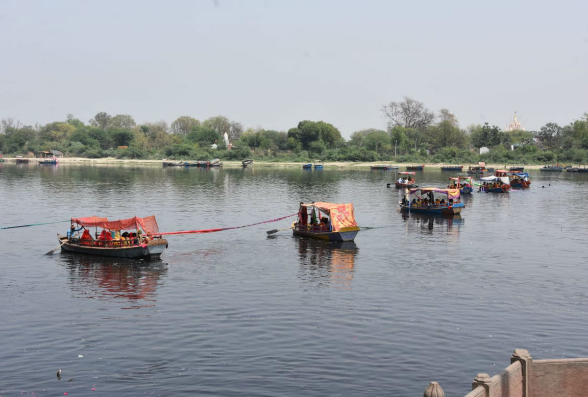 Yamuna river water contaminated due to dirty drains in mathura
