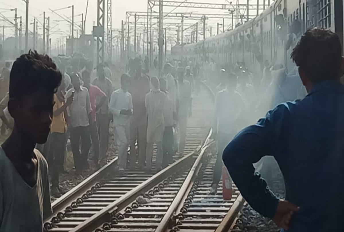 Fire in moving train passengers jumped to save thier life in Varanasi