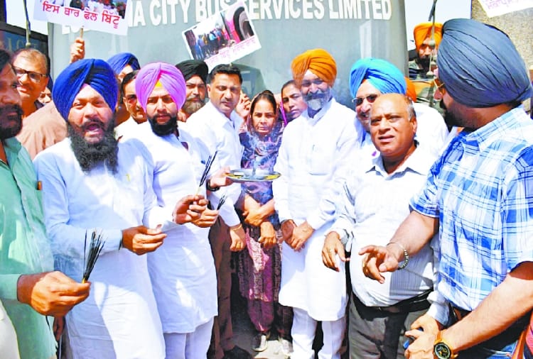 Akali-BJP leaders protest infront of damaged buses in Ludhiana