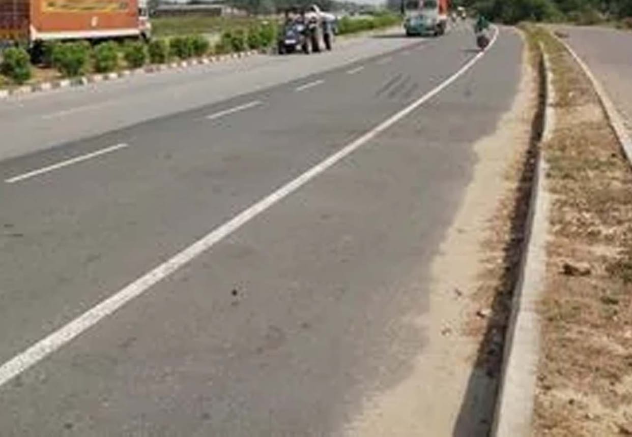 Truck crushes two brothers on highway kanpur