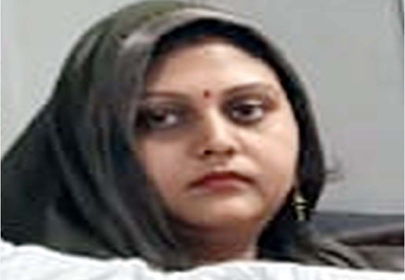 Wife is contesting in election in front of husband in etawah lok sabha election 2019