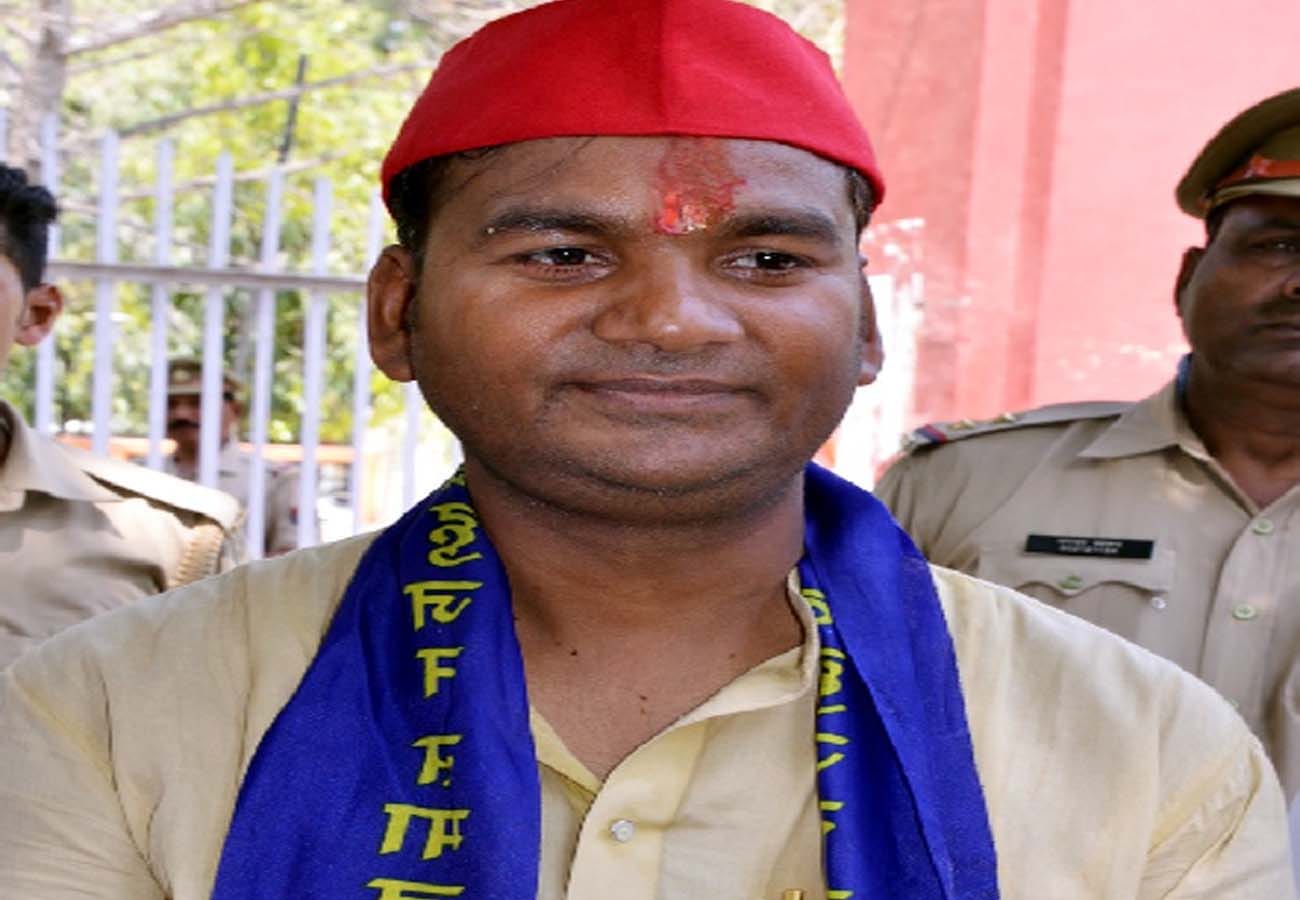 Wife is contesting in election in front of husband in etawah lok sabha election 2019
