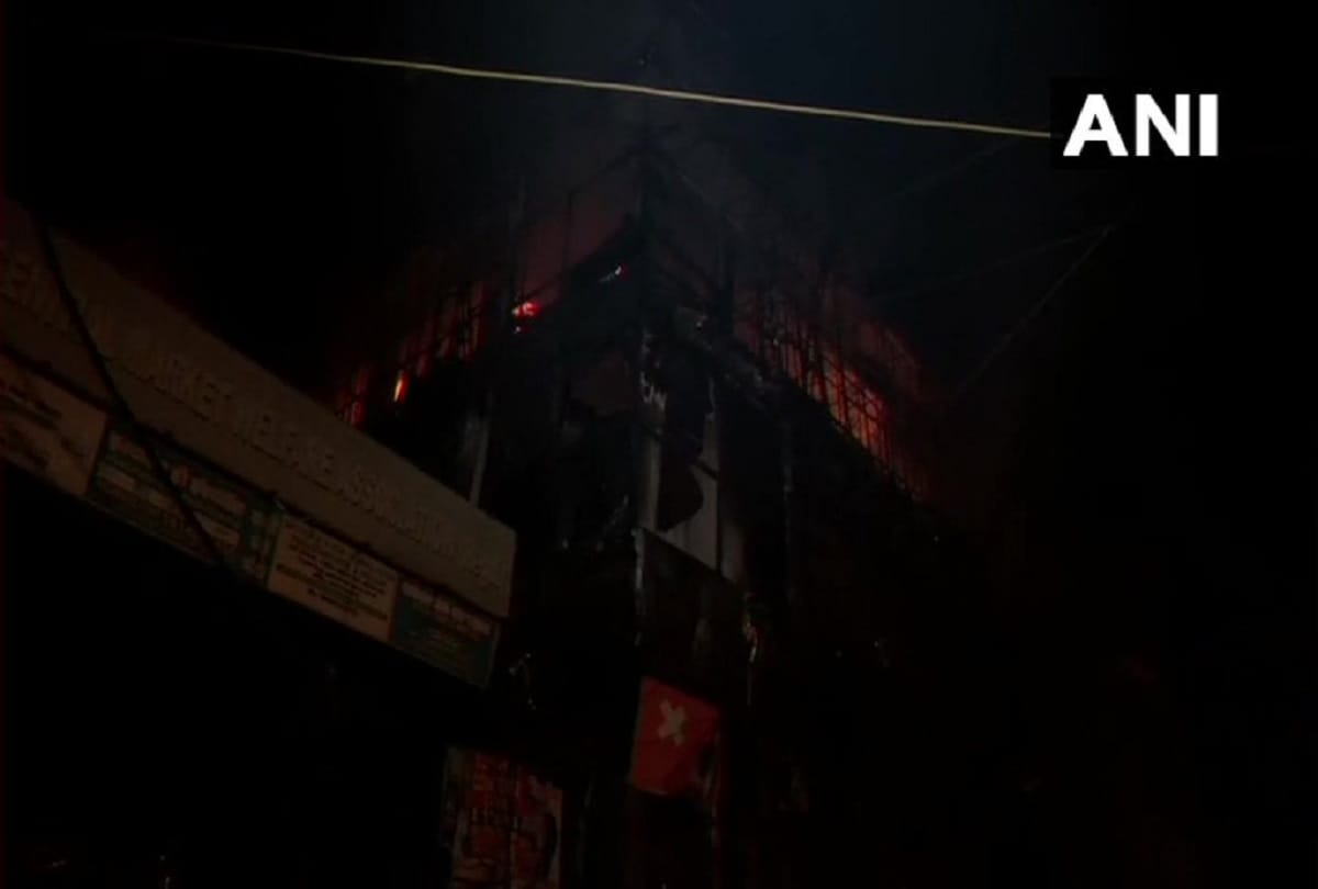 Delhi Uttam Nagar Fire breaks out in clothes showroom