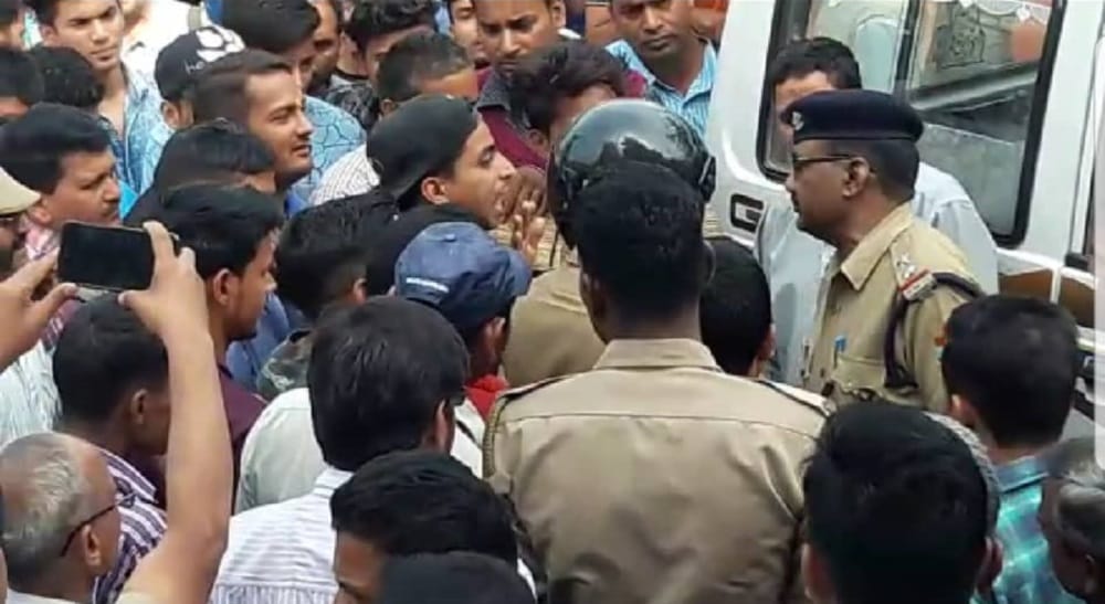 police sub inspector slap taxi driver in uttarakhand