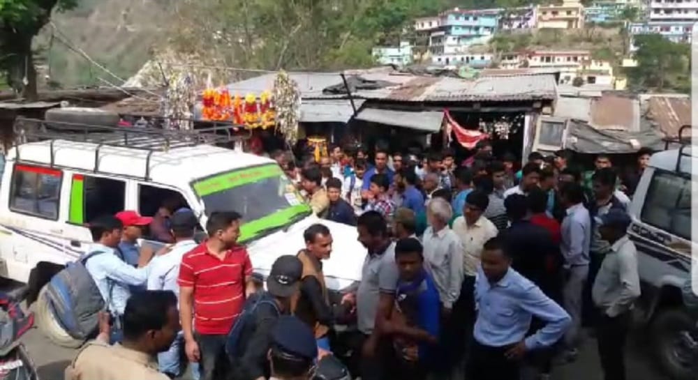 police sub inspector slap taxi driver in uttarakhand
