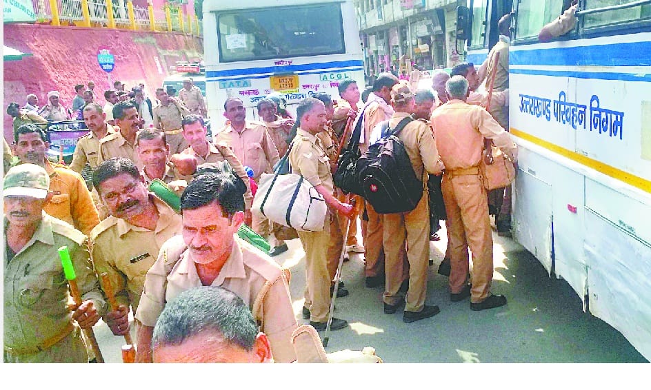 Passengers leaving Kannauj and Usnagar Roadways buses