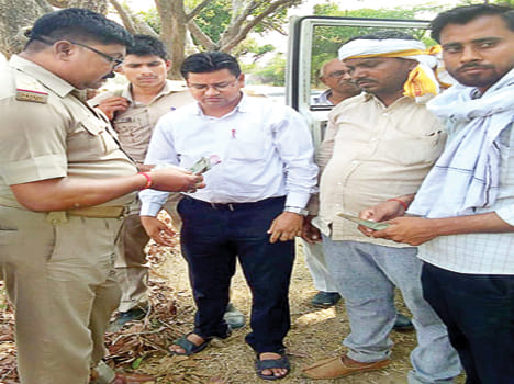Bolero carries 2.21 lakh cash in cash