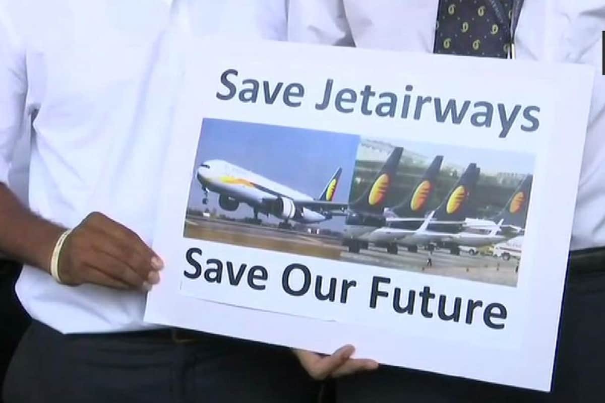 jet airways employees protest against delayed salaries at mumbai airport
