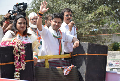 बीच रास्ते में रोड शो छोड़ चले गए ज्योतिरादित्य सिंधिया, कांग्रेसी नेताओं ने बताई यह वजह - Jyotiraditya Scindia Road Shows In Agra And Mathura - Amar Ujala Hindi News Live