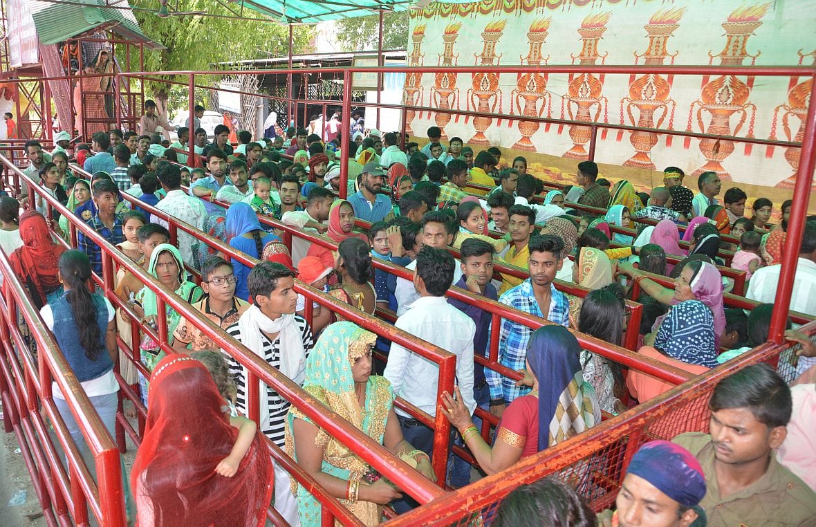 जयकारों से गूंजे मंदिर, नाजे चढ़ाकर मांगी मनौतियां