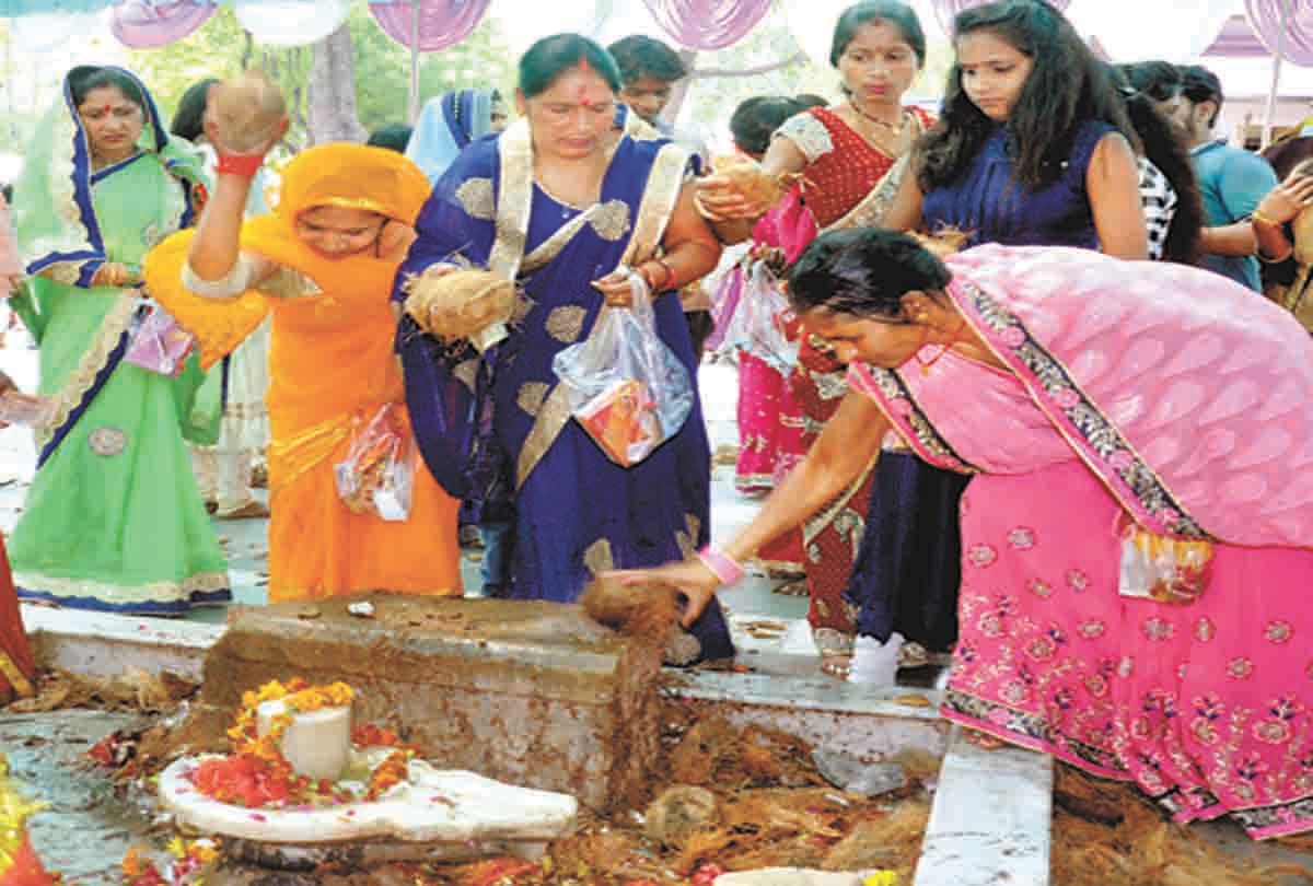 queue in mandir for workship of maa Kalaratri