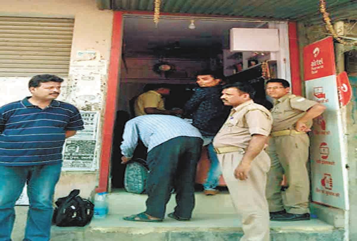 Pratapgarh: Commercial tax team raid on mobile recharge shop