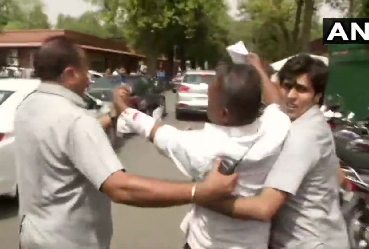 man slits his hand in supreme court premises reason unknown a paper seen in his hand