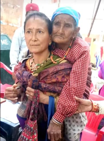 Laa Bahu to saas at the polling center on the back