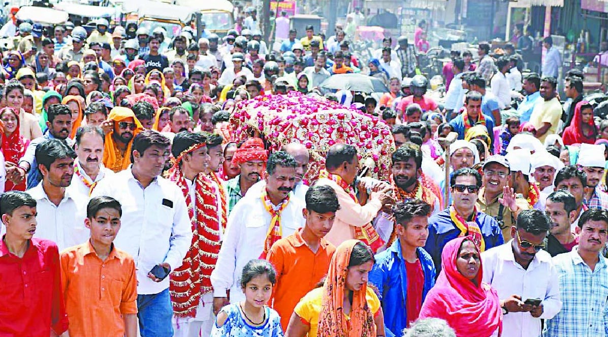 Mother's Dola reached the Atriya temple with grand showbiz