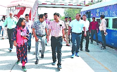 डीआरएम ने किया इज्जतनगर कासगंज सेक्शन का निरीक्षण