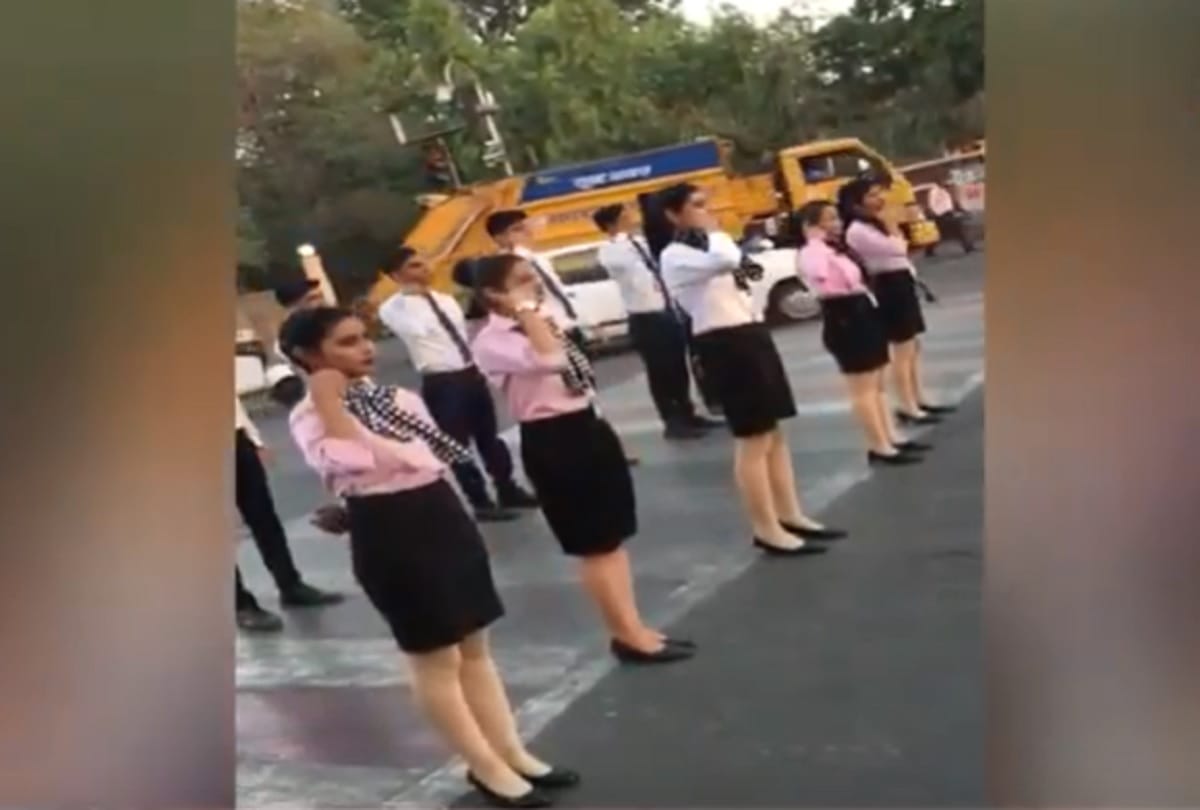 Students of Air Hostess for safe traffic explained the rules to drivers