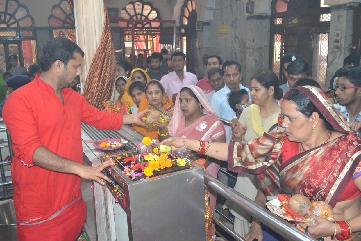 नवमी पर देवी मंदिरों में जुटी भीड़