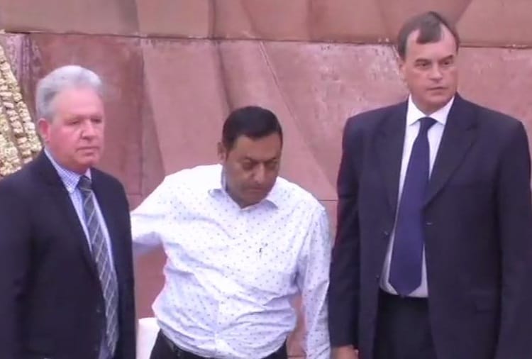 Congress Rahul Gandhi Pays Tribute at Jallianwala Bagh memorial on 100 years of the massacre