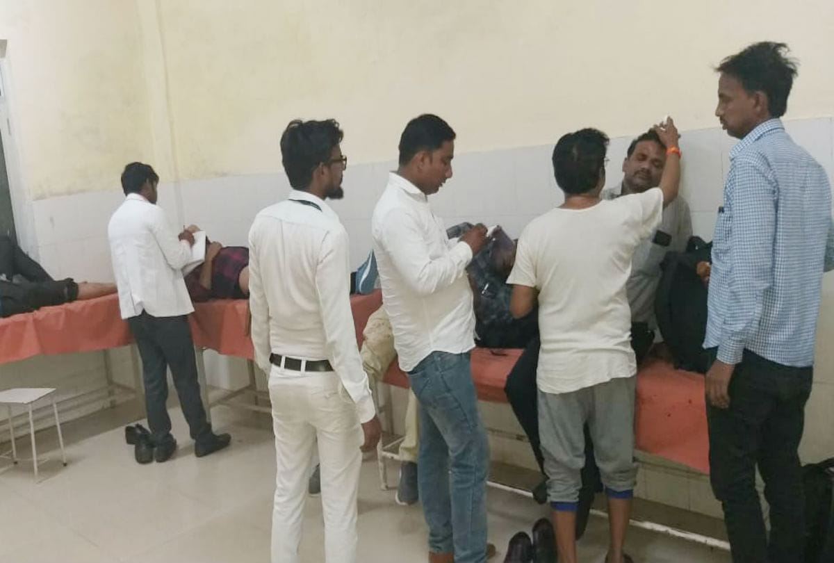 six people injured after bus collided with truck on Agra Lucknow Expressway