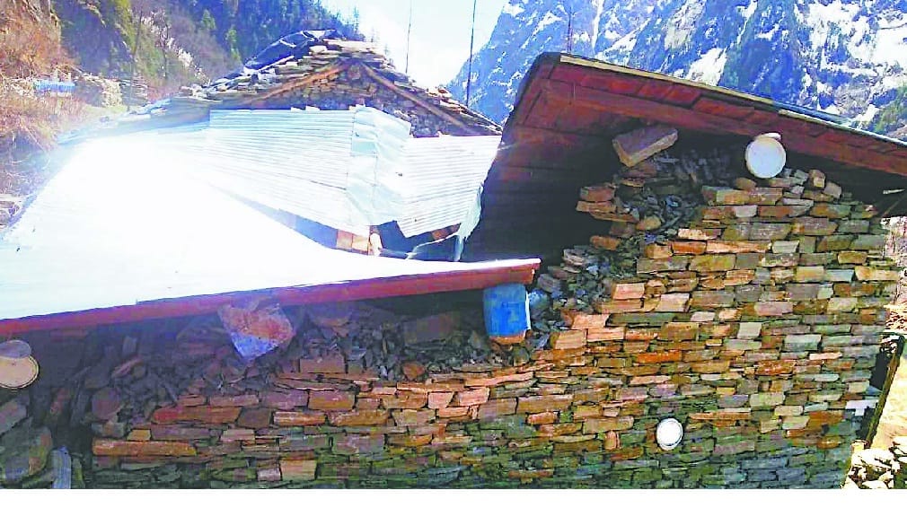daarama ghaatee mein bhaaluon ne makaanon ko pahunchaaya nukasaan