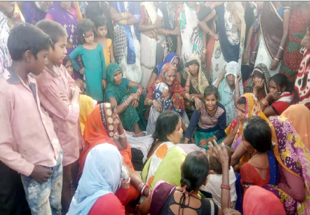 रोते बिलखते परिजन