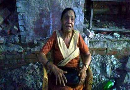 धरने पर बैठी महिला डॉक्टर